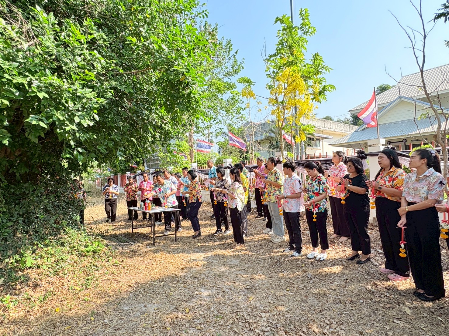 title - ส.ป.ก. ยโสธร จัดพิธีเจริญพระพุทธมนต์ทำบุญถวายภัตตาหารเพลแด่พระสงฆ์ พิธีสักการะศาลเจ้าที่และสิ่งศักดิ์สิทธิ์ประจำสำนักงาน เนื่องในเทศกาลวันขึ้นปีใหม่ไทย